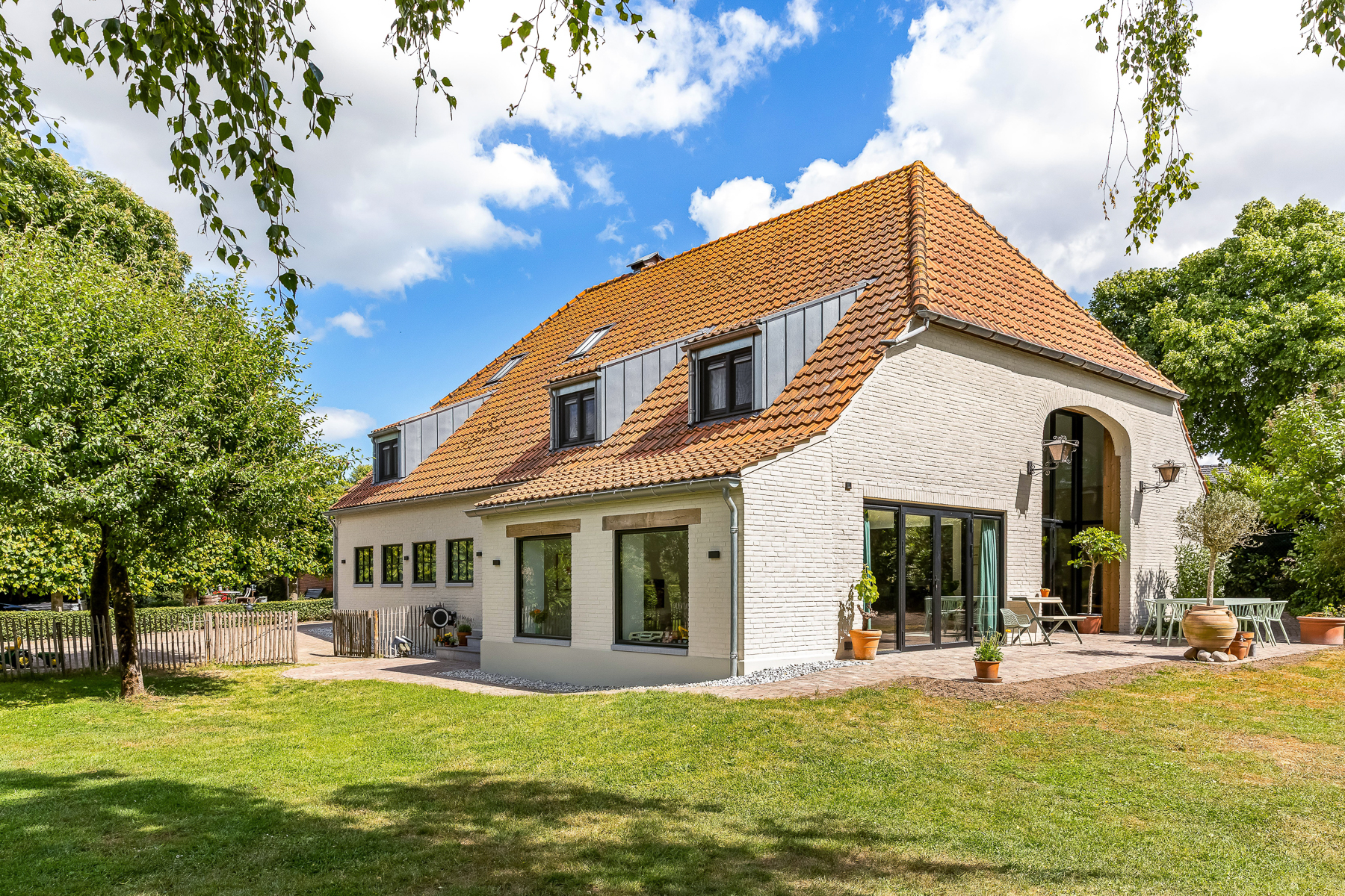 Door Konings Totaalbouw gerenoveerde woning met witte gevel en pannendak